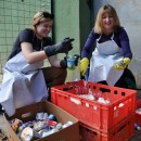 Zwei Volontäre kratzen Joghurt aus den Plastikbechern, um daraus Eis zu machen. (Foto: Katrin Langhans) Zwei Volontäre kratzen Joghurt aus den Plastikbechern, um daraus Eis zu machen. (Foto: Katrin Langhans)