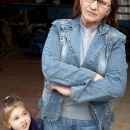 Die Frau erzählt, dass ihr Kind im Alter von vier Jahren gestorben ist. Sie glaubt, dass die Schwermetalle daran schuld waren. Ihre kleine Enkelin ist gesund. (Foto: Uli Reinhard)