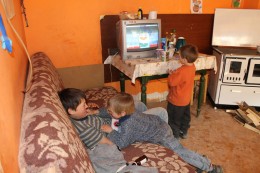 Küche, Kinder- und Wohnzimmer in einem. Die Kinder sehen gerade die Comic-Serie „Kleiner Fischclub“ (Foto: Lena Müssigmann) 