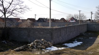 Die mehr als zwei Meter hohe Betonmauer trennt in Tărlungeni die Roma-Siedlung (hinten im Bild) vom Rest der Gemeinde. (Foto: Steffi Unsleber) Die mehr als zwei Meter hohe Betonmauer trennt in Tărlungeni die Roma-Siedlung (hinten im Bild) vom Rest der Gemeinde. (Foto: Steffi Unsleber)