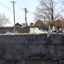 diskriminierung-roma-unsleber-04 Sie ist mit Scherben gespickt, damit die Kinder der Siedlung nicht über die Mauer klettern können. (Foto: Steffi Unsleber)