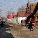 diskriminierung-roma-unsleber-06 Szene im Roma-Viertel, rechts ein Kiosk, an dem sich die Menschen treffen. (Foto: Steffi Unsleber)