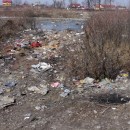 diskriminierung-roma-unsleber-10 Der Fluss, der an das Roma-Viertel grenzt, ist mit Müll verschmutzt. (Foto: Steffi Unsleber)