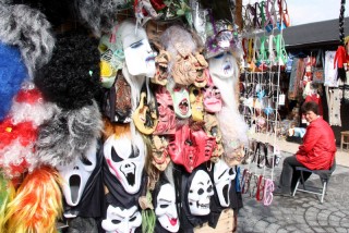 „Garantiert nicht aus China“ – Horrormasken und Sonnenbrillen (Foto: Barbara Opitz)