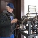 Ioan Grunca vor dem alten Uhrwerk: „Die Zeit ist stehen geblieben.“ Ioan Grunca vor dem alten Uhrwerk: „Die Zeit ist stehen geblieben.“