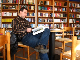 Ins Café Erasmus geht der Rumäne Daniel Dantes, um deutsche Literatur zu studieren und sich zu unterhalten (Foto: Undine Zimmer)