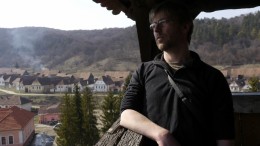 Burghüter Bethge blickt von seinem Turm in die Ferne. Früher hatten Burghüter die Aufgabe, nach Feinden Ausschau zu halten. (Foto: Nancy Waldmann)