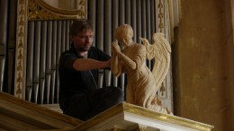 Bethge besucht seinen Engel oben auf dem Altar. Die Orgel wurde drei Jahre lang restauriert. (Foto: Nancy Waldmann)