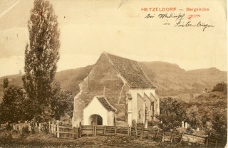 Einige Zeilen haben bis heute überdauert: Diese Postkarten sind durch Siebenbürgen und die Zeit gereist. Nur die Bergkirche bei Hetzeldorf erzählt eine noch längere Geschichte als dieser Gruß. (Material: HG Mediasch/Hansotto Drotloff)