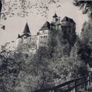 Die Törzburg, auch genannt Schloss Bran, erinnert stark an Draculas Schloss. Diese Abbildung stammt von 1941. (Material: HG Mediasch/Hansotto Drotloff) Die Törzburg, auch genannt Schloss Bran, erinnert stark an Draculas Schloss. Diese Abbildung stammt von 1941. (Material: HG Mediasch/Hansotto Drotloff)