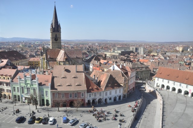 Blick vom Ratsturm auf den Kleinen Ring mit der evangelischen Kirche (Foto: Katrin Langhans)