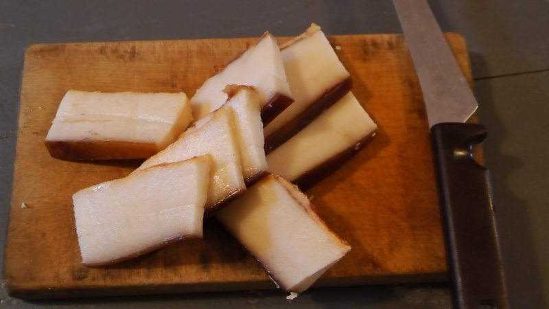 Während der Salat kocht wird Speck in Scheiben geschnitten und in einer Pfanne gebraten. Wenn er glasig ist, kommt der Speck, ohne das Fett, in die Suppe. Während der Salat kocht wird Speck in Scheiben geschnitten und in einer Pfanne gebraten. Wenn er glasig ist, kommt der Speck, ohne das Fett, in die Suppe.