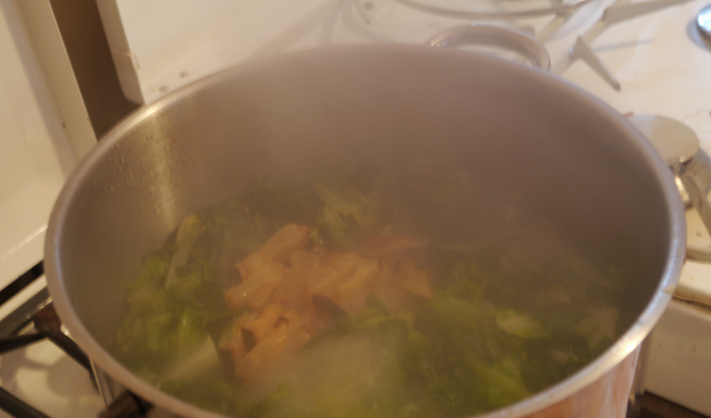 Je nach Größe des Topfes sechs bis zehn Eier miteinander verquirlen und zur Seite stellen. Zwei bis drei Löffel Mehl und etwas Milch gut verrühren und die Suppe andicken. Die Suppe nochmals aufkochen und die verquirlten Eier langsam unter ständigem Rühren unter die Suppe mischen. Je nach Größe des Topfes sechs bis zehn Eier miteinander verquirlen und zur Seite stellen. Zwei bis drei Löffel Mehl und etwas Milch gut verrühren und die Suppe andicken. Die Suppe nochmals aufkochen und die verquirlten Eier langsam unter ständigem Rühren unter die Suppe mischen.
