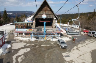„Skifahren, wandern oder einfach nur die großartige Landschaft bewundern, die ,hohe Rinne‘, ist immer eine gute Wahl" – so steht es auf der Hermannstädter Homepage. Zumindest in der Nachsaison ist davon nicht viel zu spüren. Die Talstation ist verwaist, der Parkplatz leer. (Foto: Barbara Opitz)