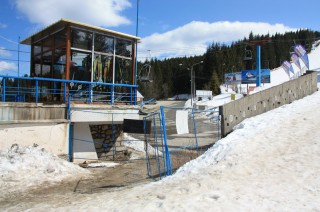 Zum Greifen nahe: Die Skier liegen im Glaskasten, ausleihen kann man sie nicht. „You want ski? – There is a problem“. In Rumänien gibt es ein Sprichwort: Es ist kompliziert. Und wenn es nicht kompliziert ist, machen wir es kompliziert. (Foto: Barbara Opitz)