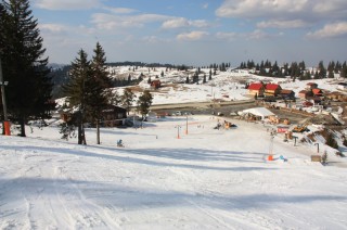 Zehn Minuten von der „Hohen Rinne“ entfernt, liegt das neue Skigebiet „Arena Platos“. Das Gebiet, das vor zwei Jahren eröffnet wurde, bietet einen Skiverleih und Dauerbeschallung auf der Piste. (Foto: Barbara Opitz)