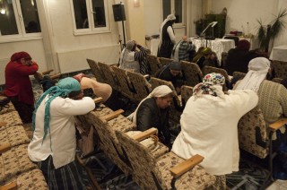 Die Gottesdienstbesucher klagen und beten auf den Knien 